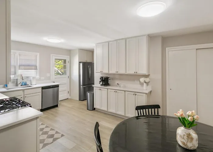 Spacious New 5 Bed Family Retreat Near Naval Base * Waukegan