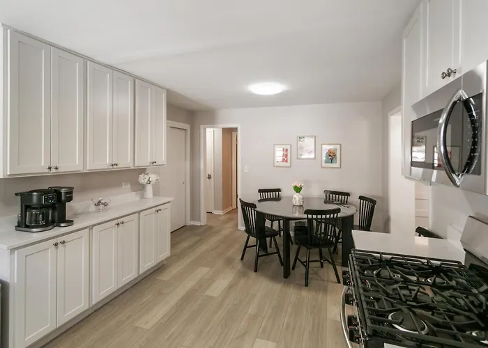 Holiday home Spacious New 5 Bed Family Retreat Near Naval Base Waukegan