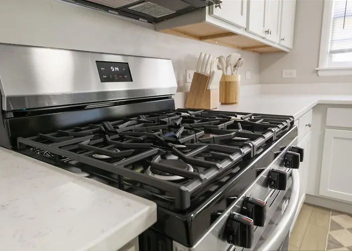 Spacious New 5 Bed Family Retreat Near Naval Base
