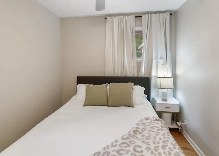 Holiday home Spacious New 5 Bed Family Retreat Near Naval Base *