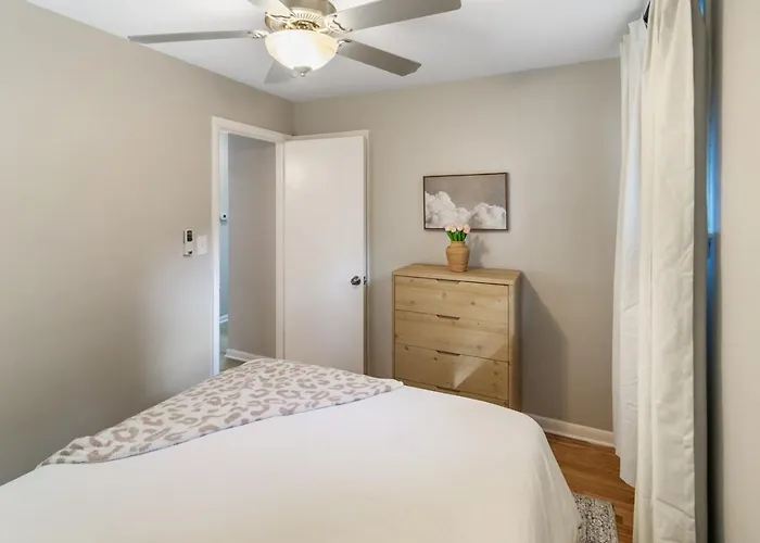 Spacious New 5 Bed Family Retreat Near Naval Base *