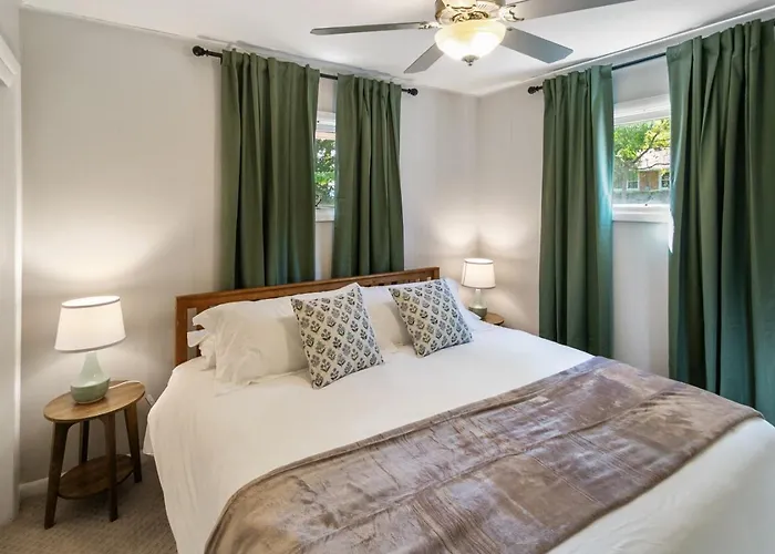 Spacious New 5 Bed Family Retreat Near Naval Base