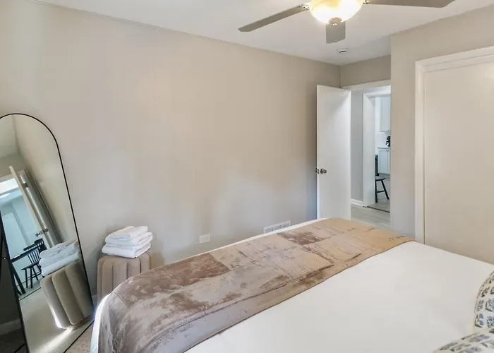 Spacious New 5 Bed Family Retreat Near Naval Base