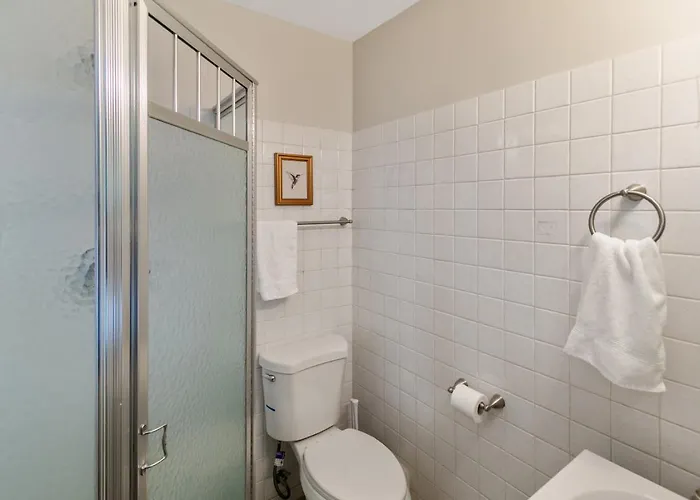 Spacious New 5 Bed Family Retreat Near Naval Base *