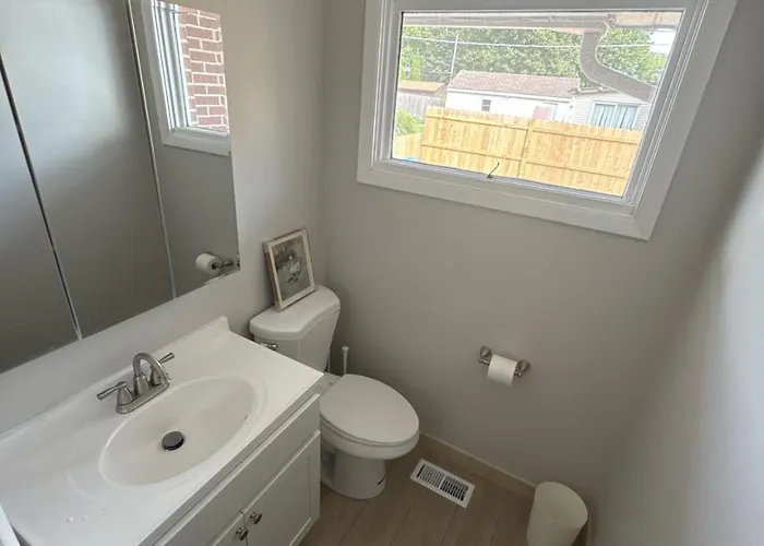 Holiday home Spacious New 5 Bed Family Retreat Near Naval Base *