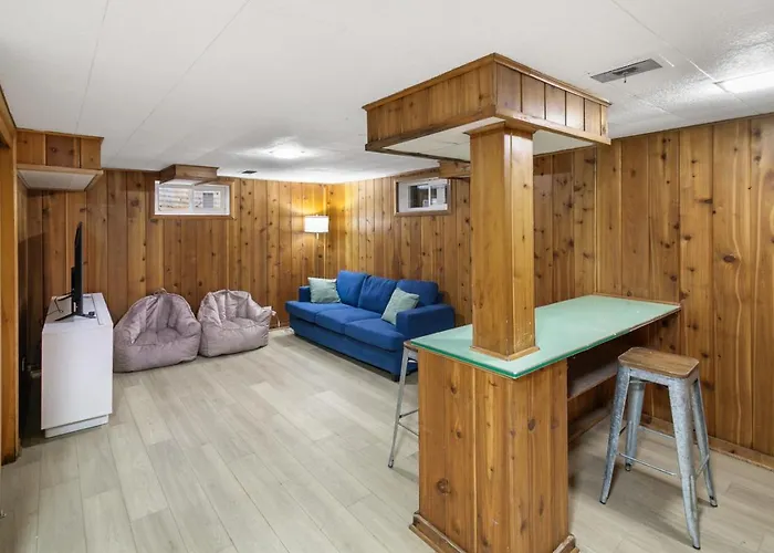 Spacious New 5 Bed Family Retreat Near Naval Base Waukegan