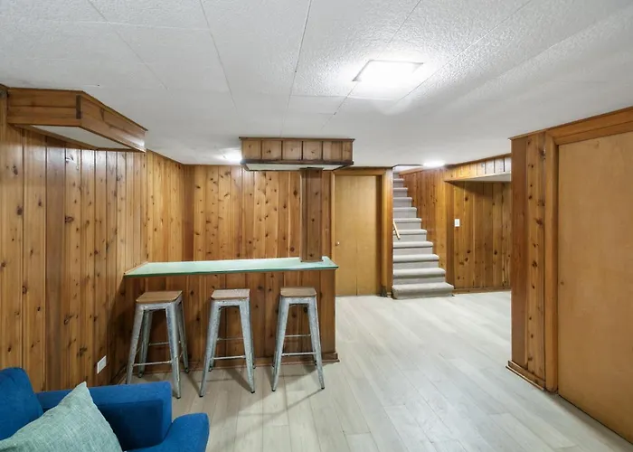 Spacious New 5 Bed Family Retreat Near Naval Base Holiday home Waukegan