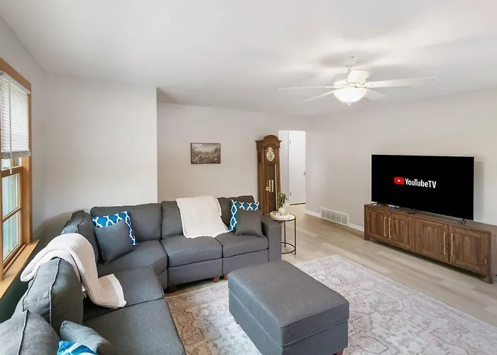 Holiday home Spacious New 5 Bed Family Retreat Near Naval Base Waukegan