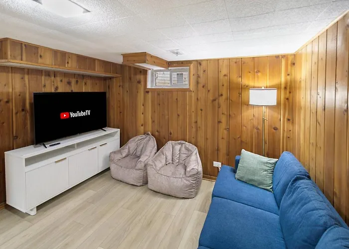 Spacious New 5 Bed Family Retreat Near Naval Base Waukegan