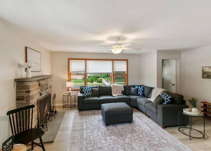 Spacious New 5 Bed Family Retreat Near Naval Base *