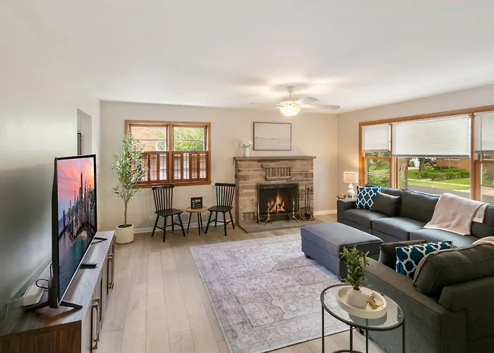 Spacious New 5 Bed Family Retreat Near Naval Base Waukegan